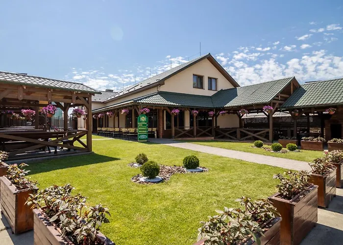 Praktik Hotel & Restaurant Берегове